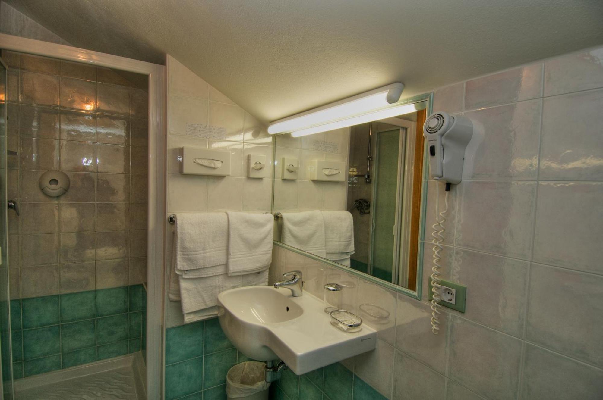 Hotel Caracas リニャーノ・サッビアドーロ エクステリア 写真