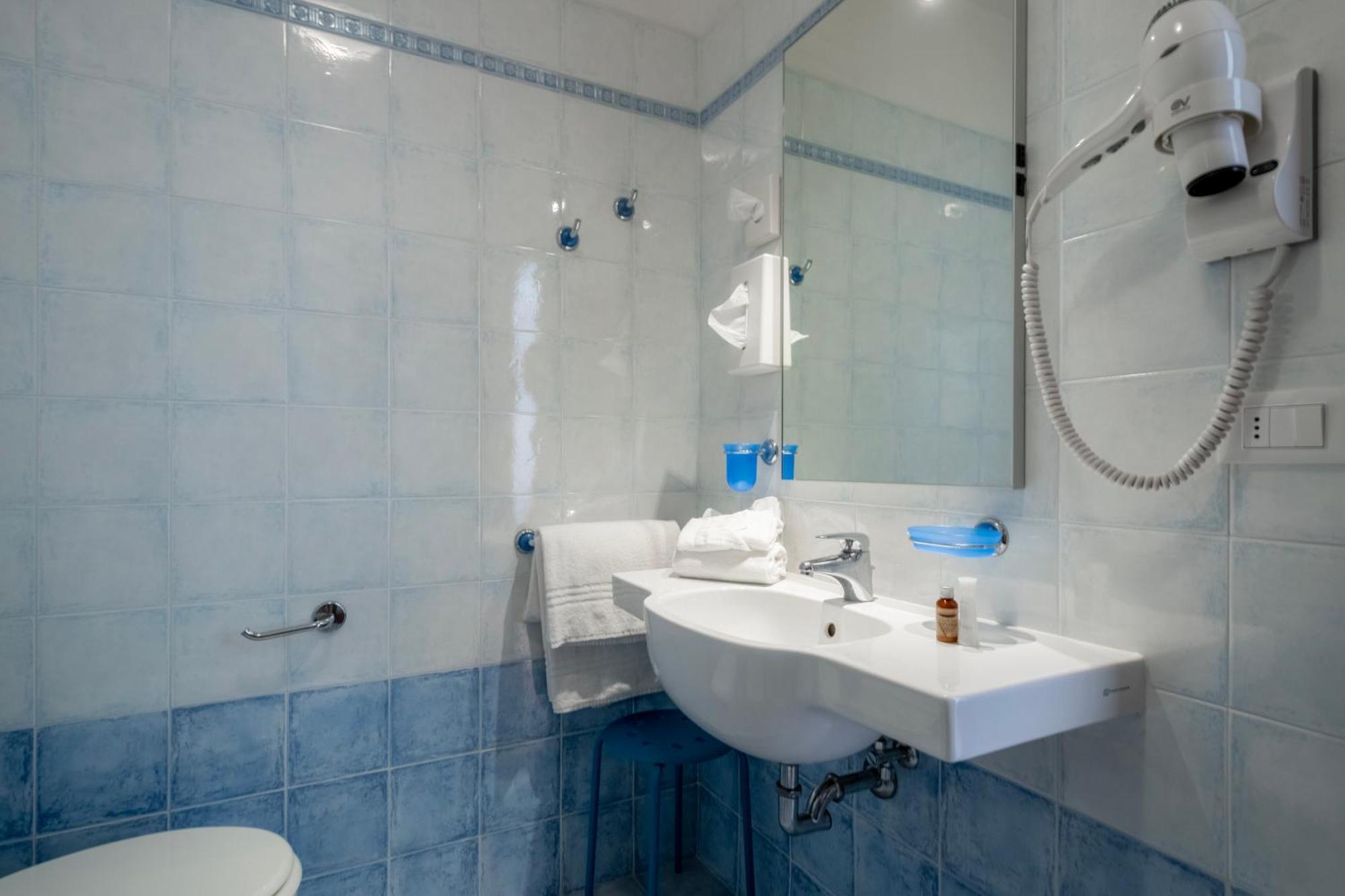 Hotel Caracas リニャーノ・サッビアドーロ エクステリア 写真