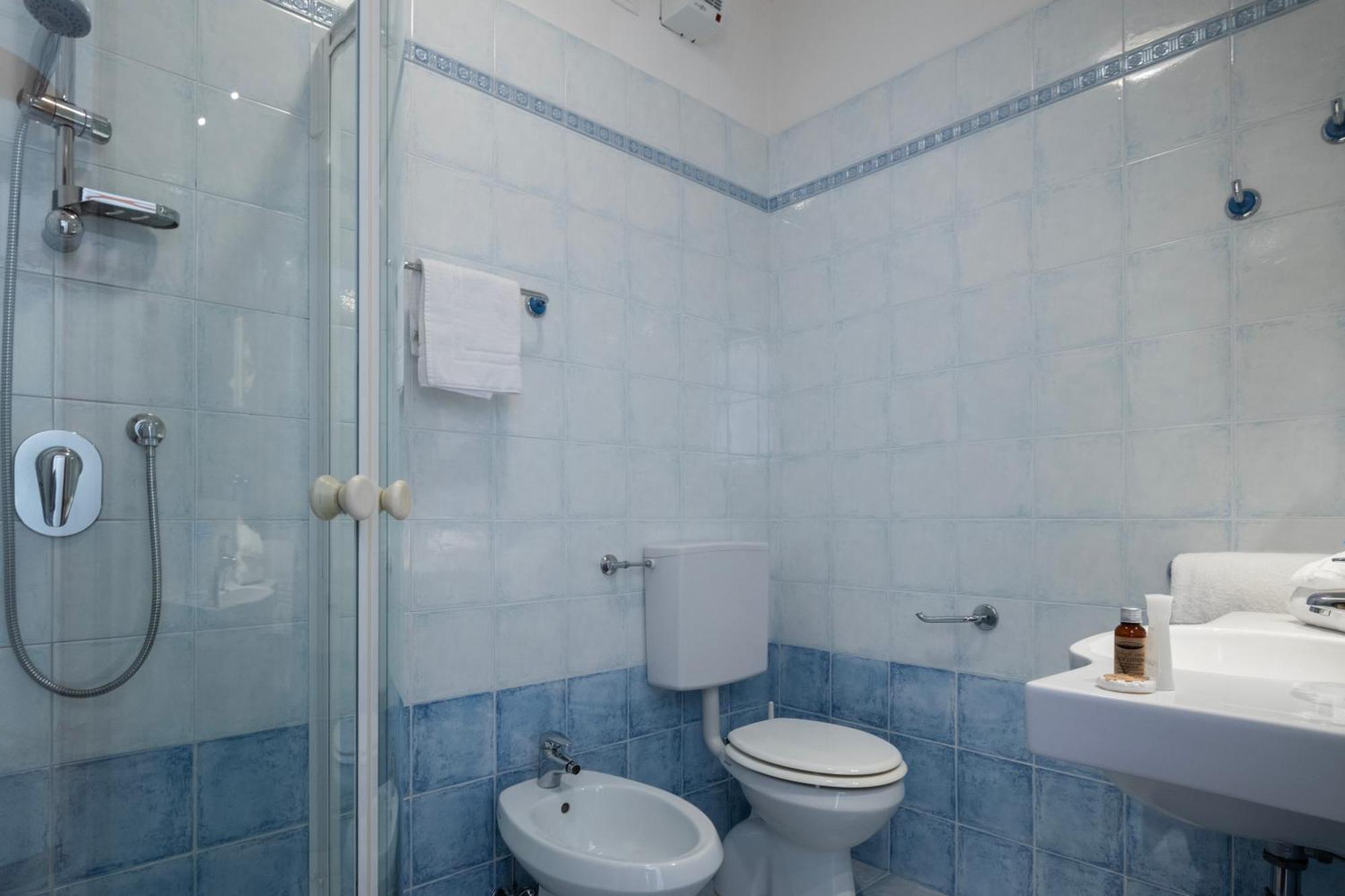 Hotel Caracas リニャーノ・サッビアドーロ エクステリア 写真
