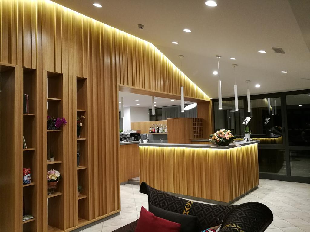 Hotel Caracas リニャーノ・サッビアドーロ エクステリア 写真