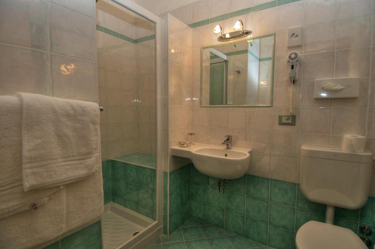 Hotel Caracas リニャーノ・サッビアドーロ 部屋 写真